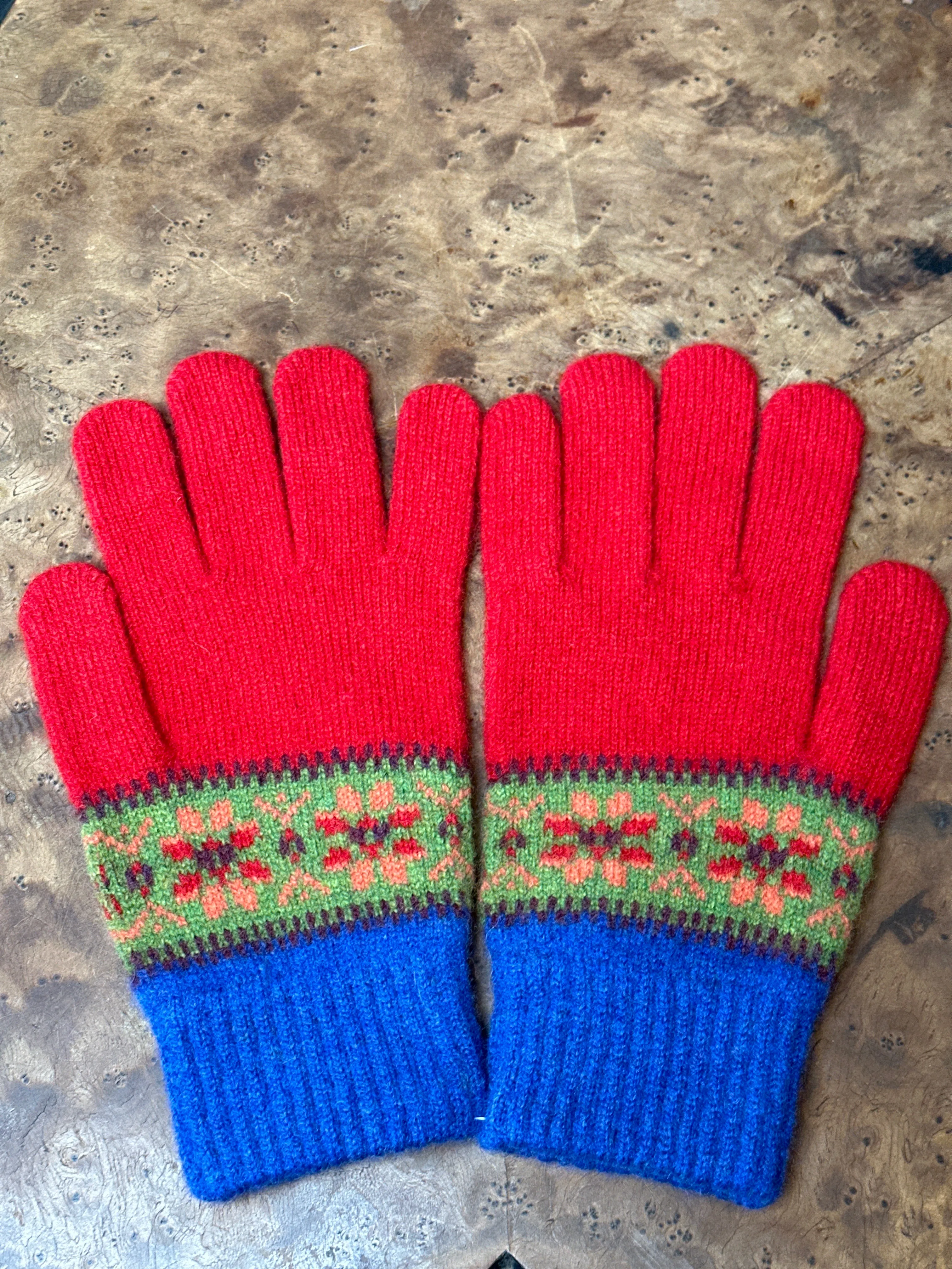 Green Grove Weavers Islay Gloves In Holly Fairisle